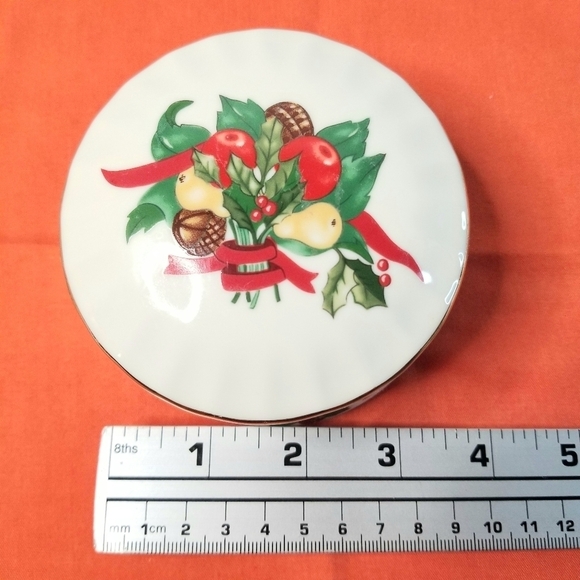 Vintage Heritage House Round Christmas Fine Porcelain Trinket Music Box. - Picture 4 of 7